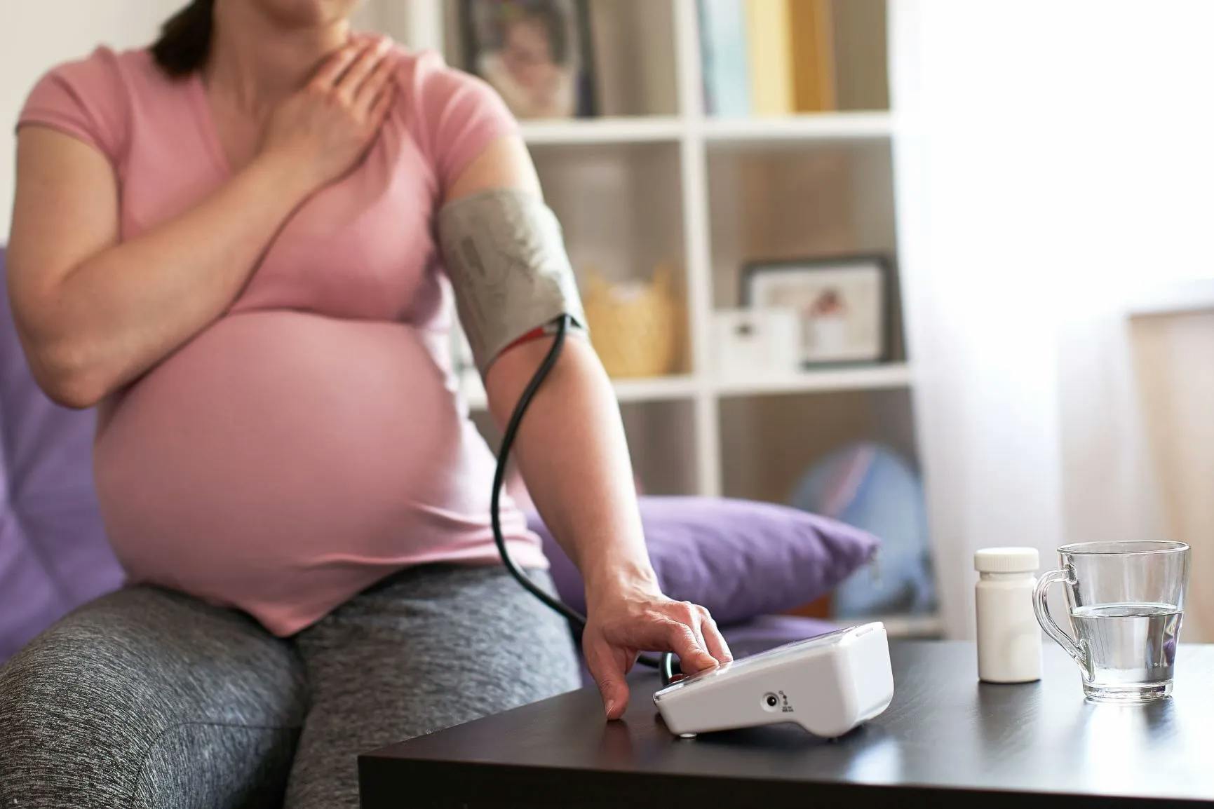 Pregnant woman monitoring heart rate