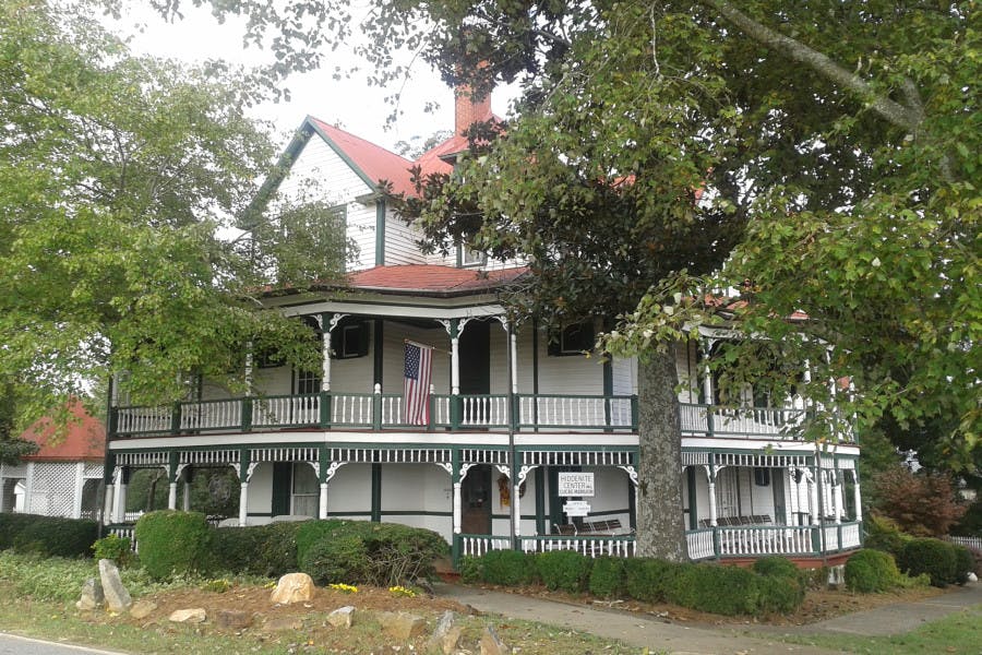 Lucas Mansion, today known as the Hiddenite Center. Hiddenite, North Carolina. Wikipedia / Ser Amantio di Nicolao